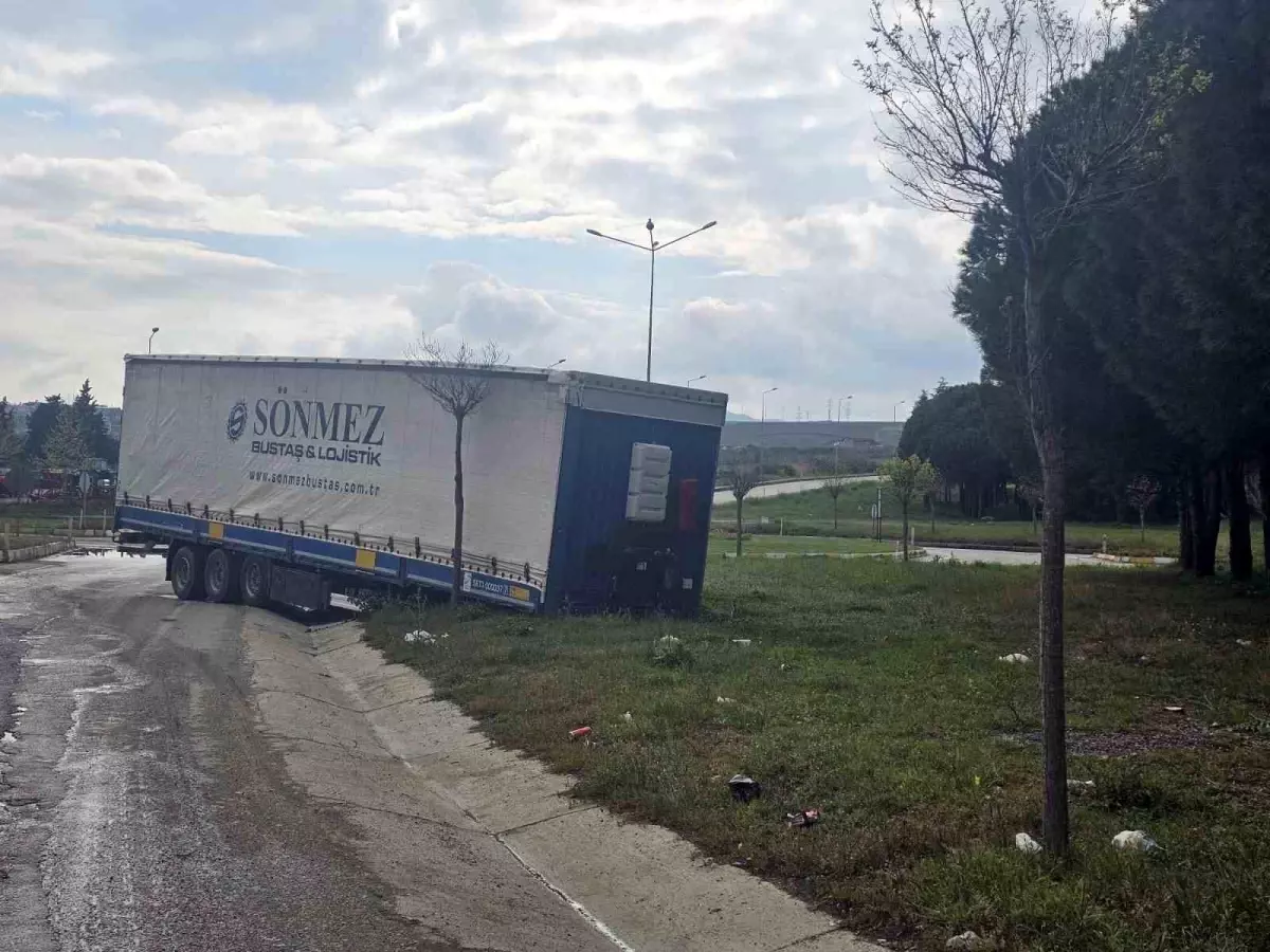 Çanakkale’de Tır Dorsesi Yolda Kaldı